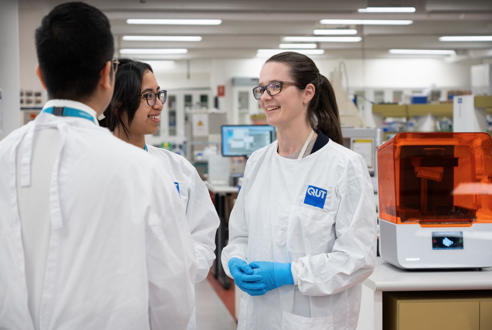 Associate Professor Laura Bray discussing results with QUT researchers