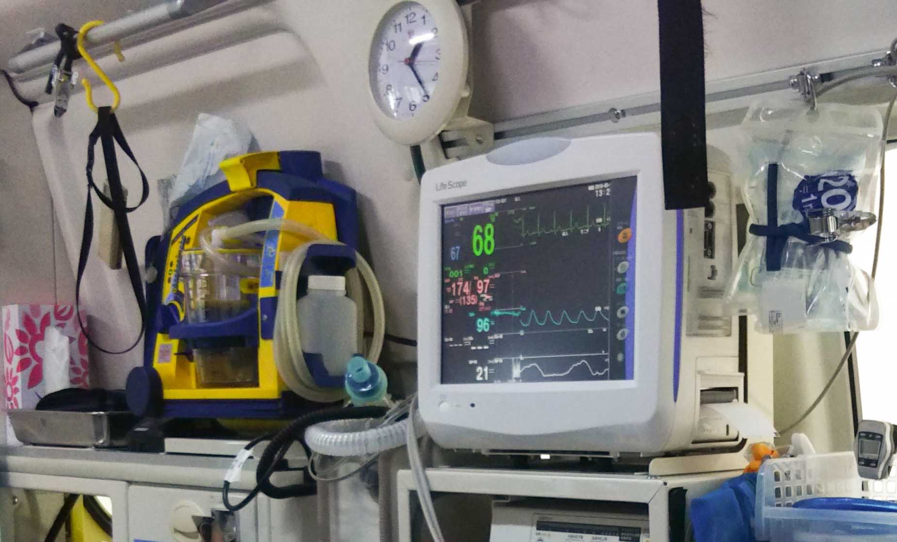 A computer screen in an ambulance showing greenlines that indicate the heartbeat rhythm of a patient.